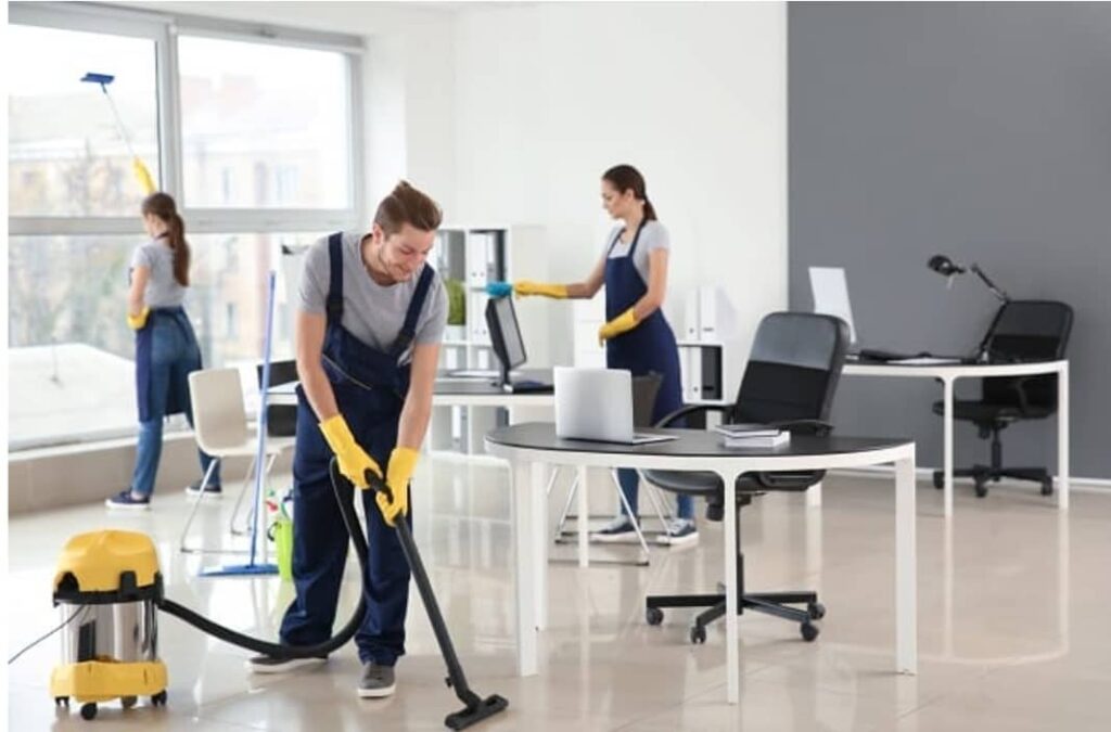 زمان نظافت منزل و راه پله خود همراه نظافتچی باشید.